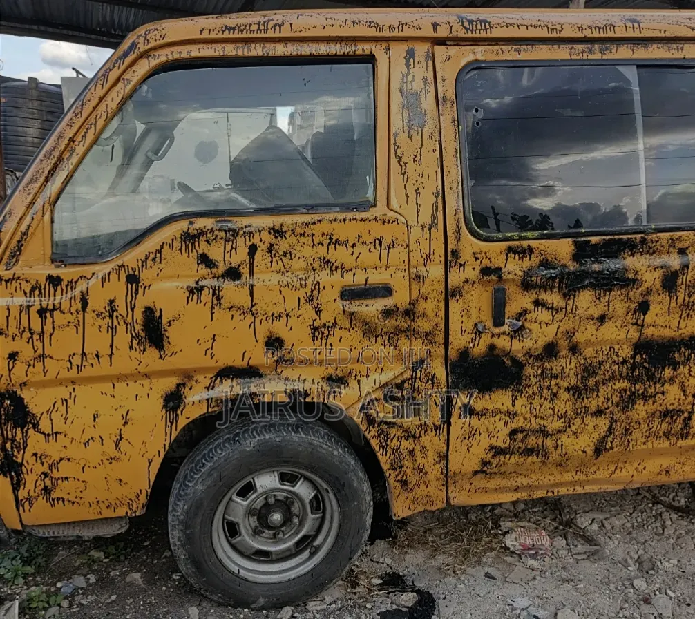 Nissan Caravan (Urvan) 2000 Yellow