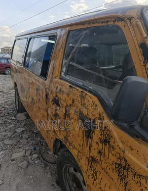 Nissan Caravan (Urvan) 2000 Yellow
