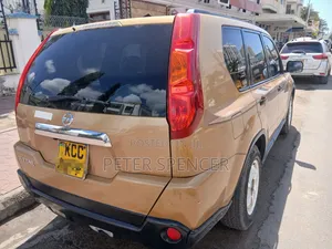 Nissan X-Trail 2011 Gold