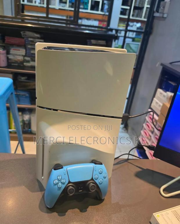 PS5 Slim Disc 1TB - thumbnail 2