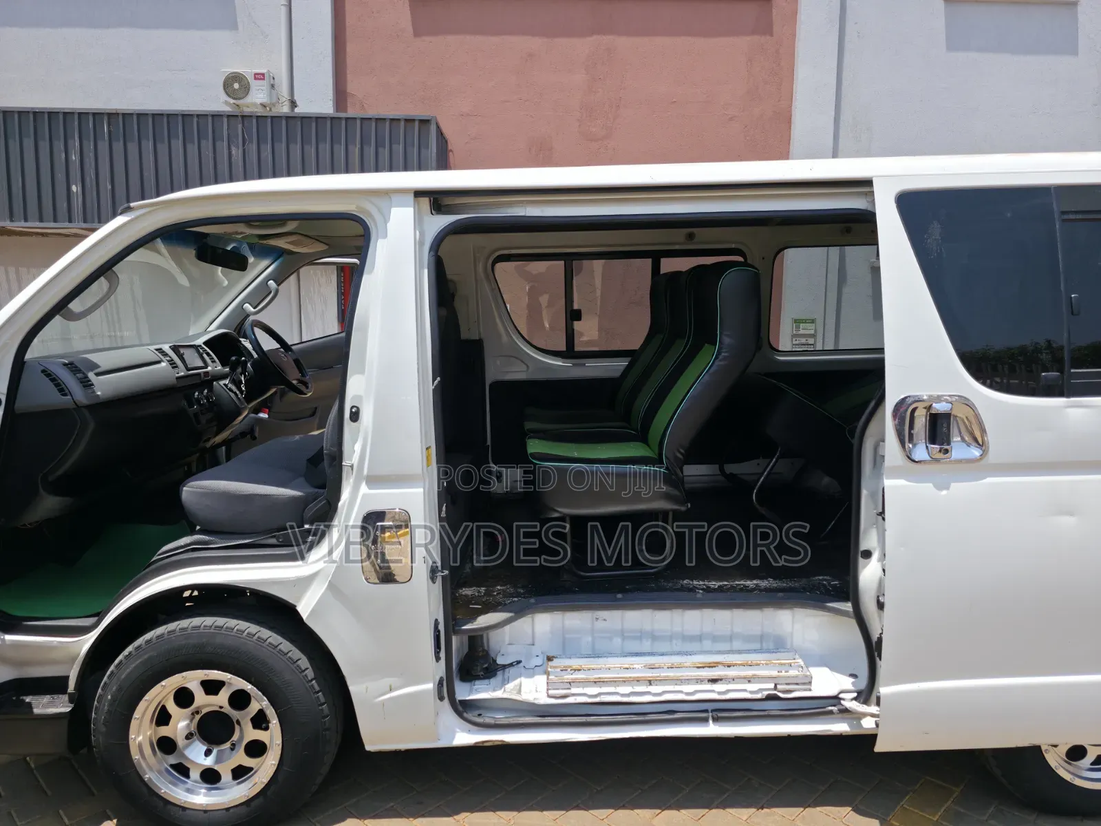 Toyota HiAce 2013 White