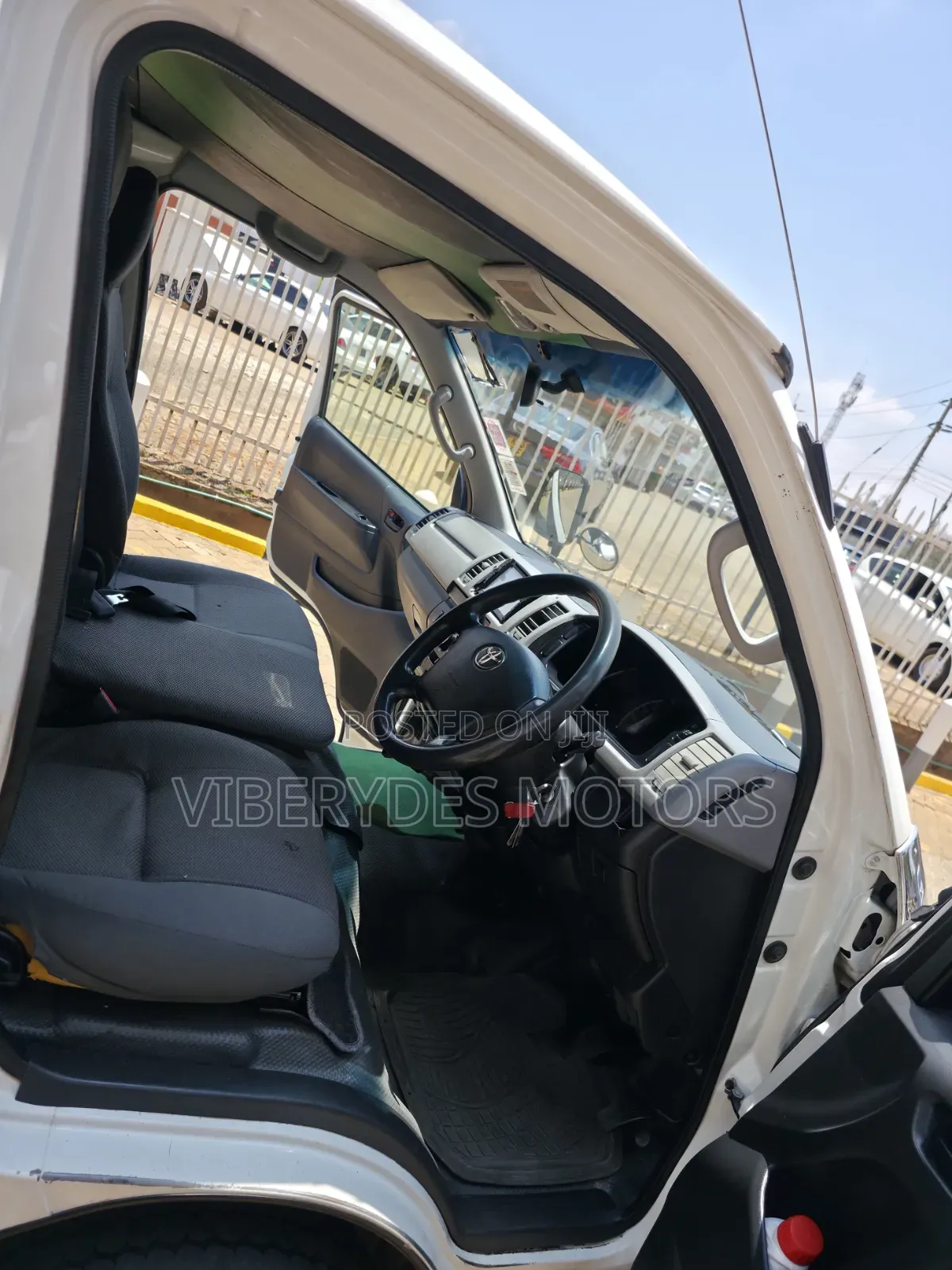 Toyota HiAce 2013 White
