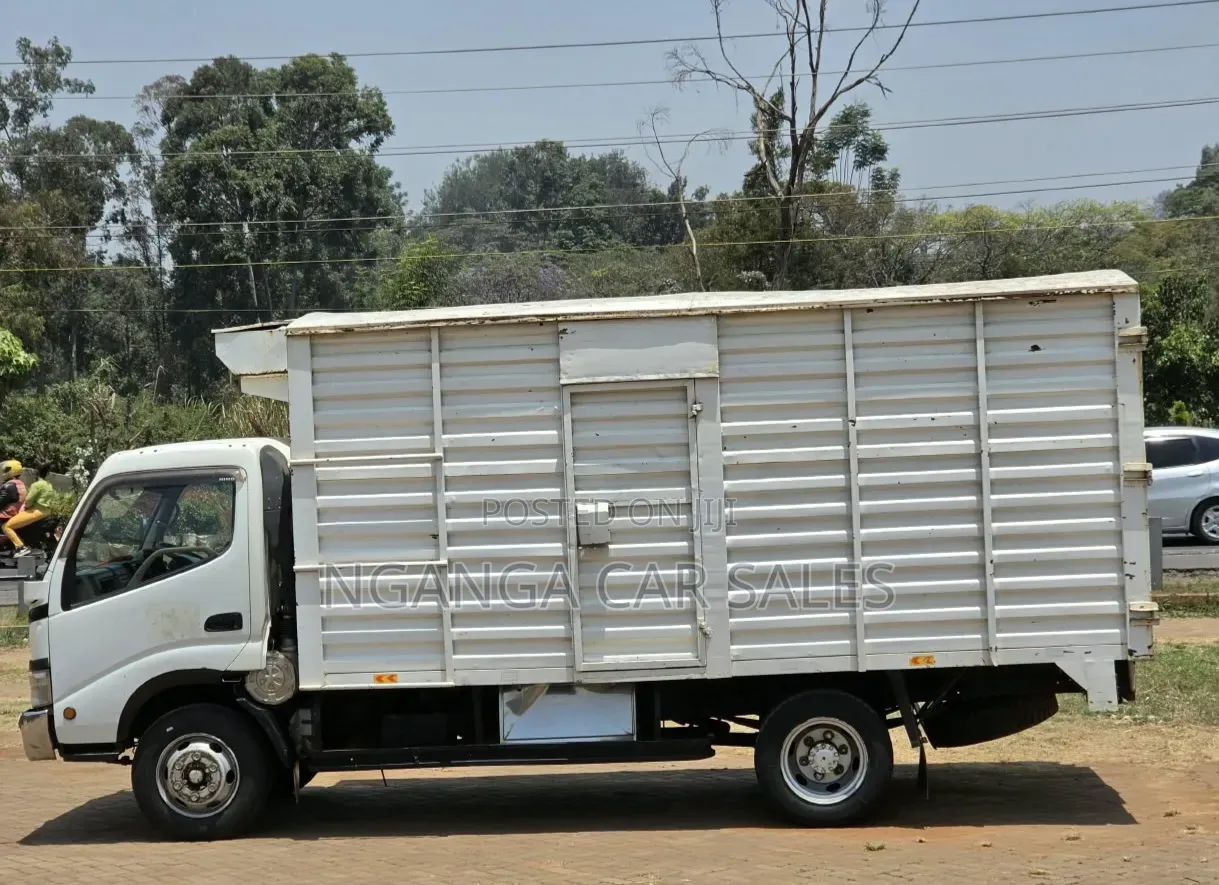 Hino Year 2005 White
