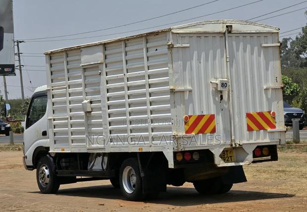 Hino Year 2005 White - thumbnail 4