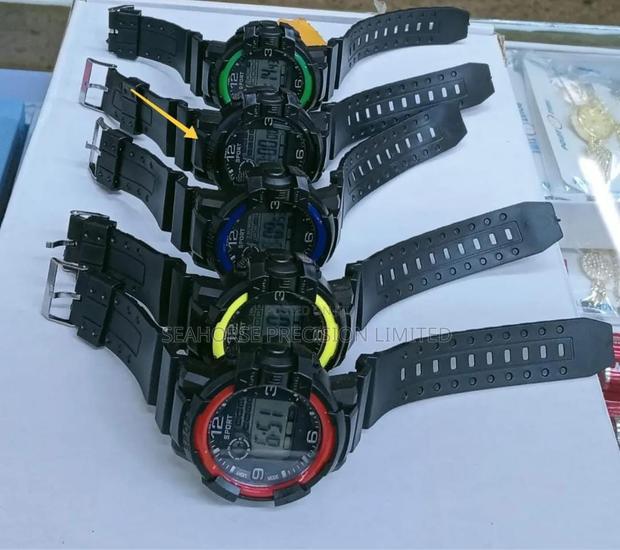 Men’s Digital Sports Watch – Stylish, Durable & Water Resistant