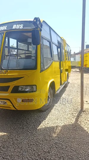 Isuzu NQR 2013 Yellow
