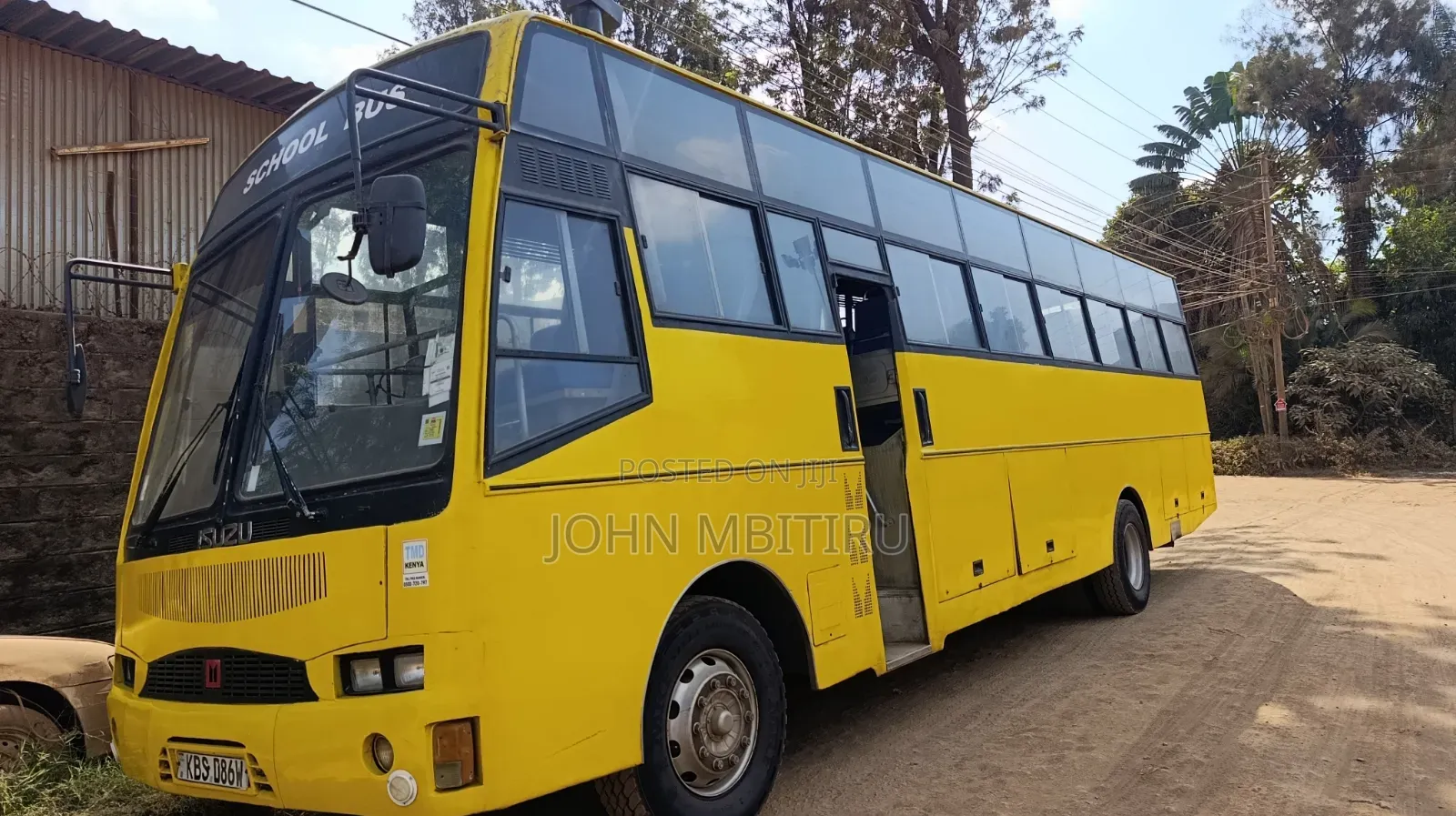 Isuzu Executive Bus 2011 Yellow