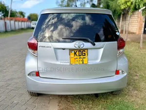 Toyota Ractis 2015 Silver