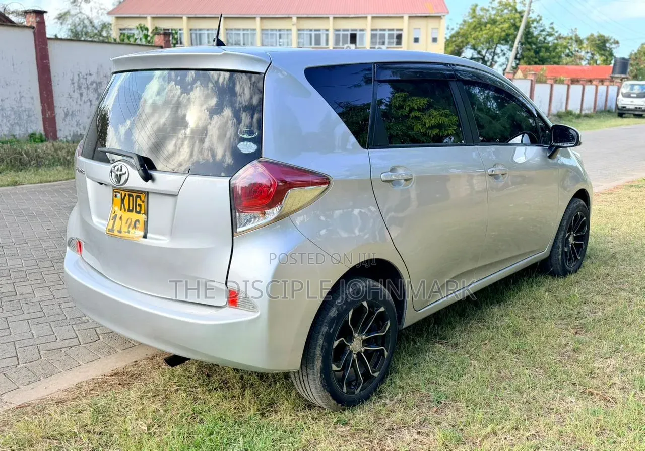 Toyota Ractis 2015 Silver