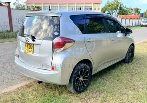 Toyota Ractis 2015 Silver