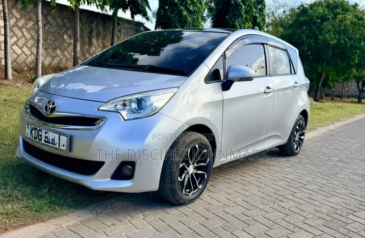 Toyota Ractis 2015 Silver