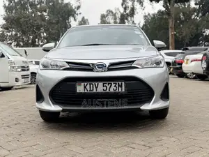 Toyota Axio 1.5 Hybrid 2WD 2019 Silver