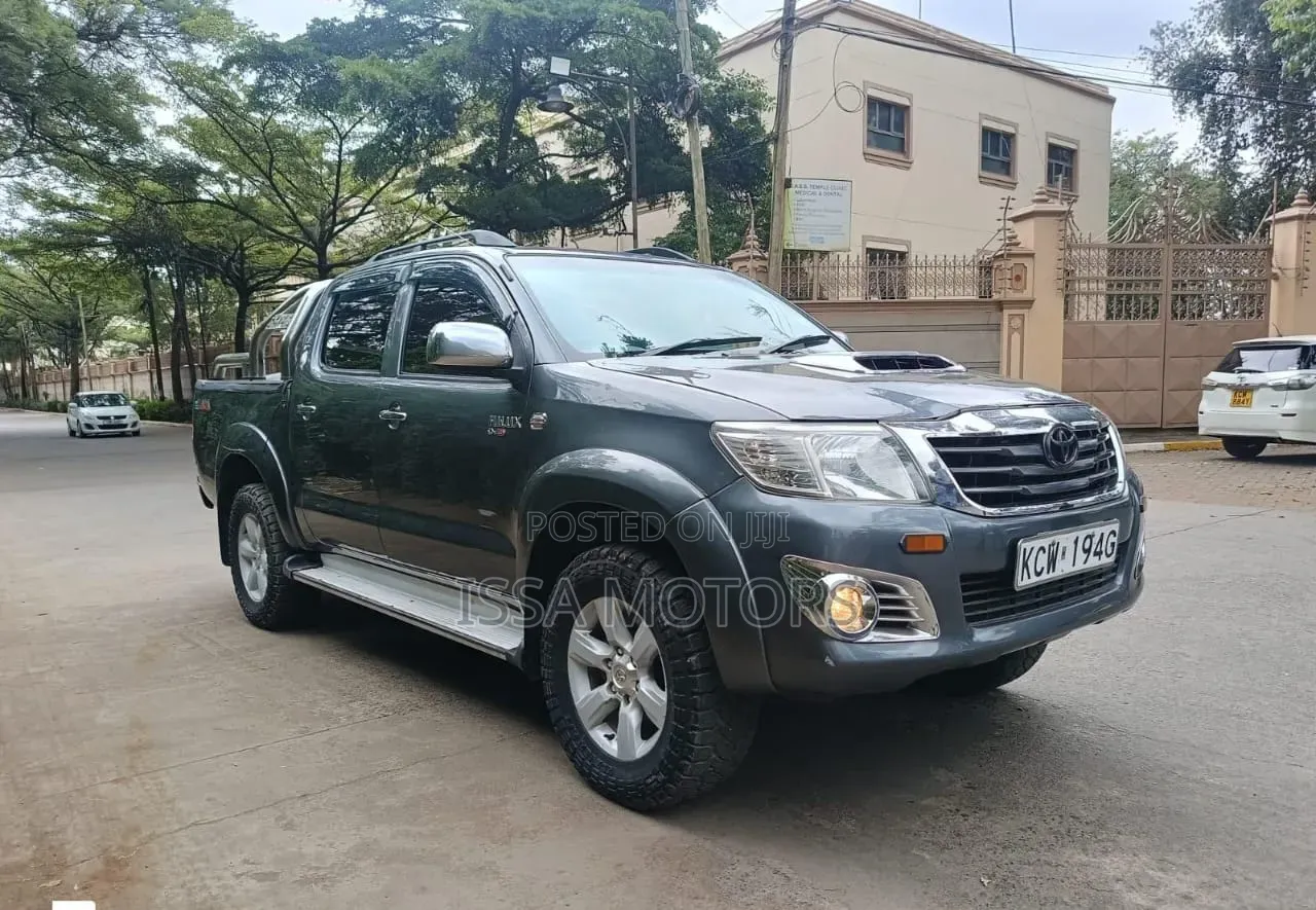 Toyota Hilux 2012 Gray