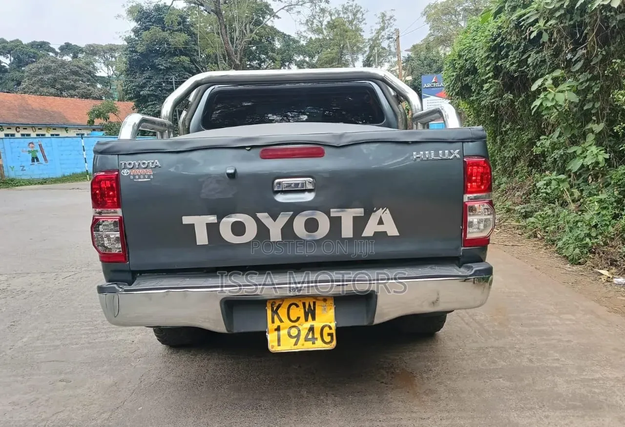Toyota Hilux 2012 Gray
