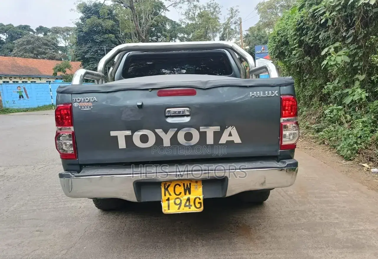 Toyota Hilux 2012 Gray