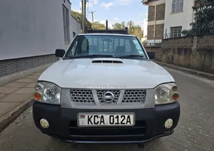 Nissan Hardbody 2013 White