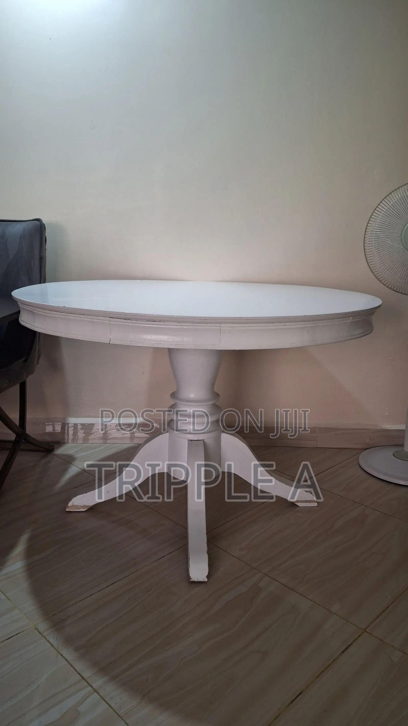 Round Dinning Table