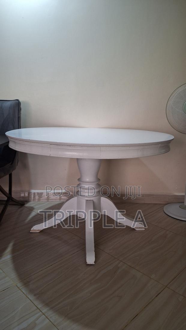 Round Dinning Table