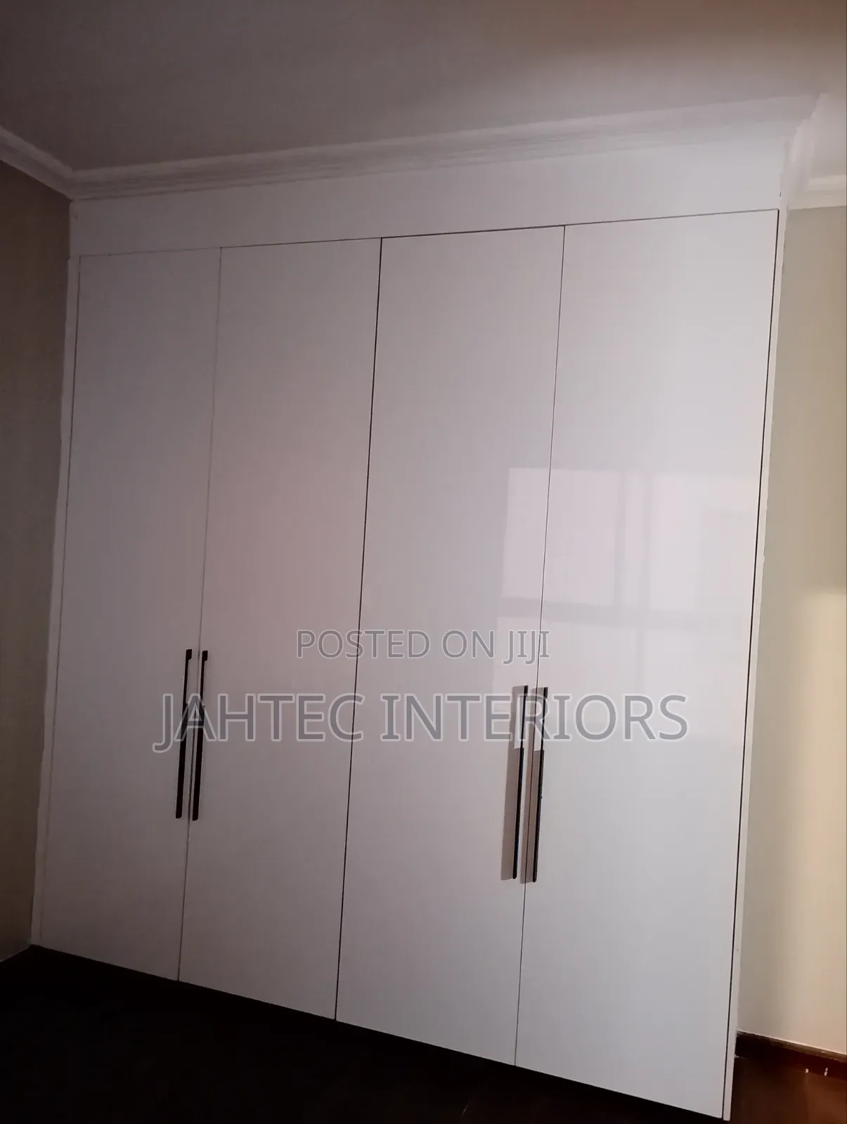 Wardrobe Fundi Open and Closed Wardrobe