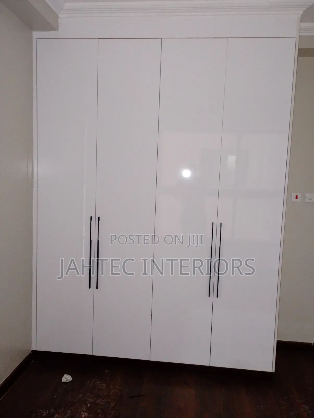 Wardrobe Fundi Open and Closed Wardrobe