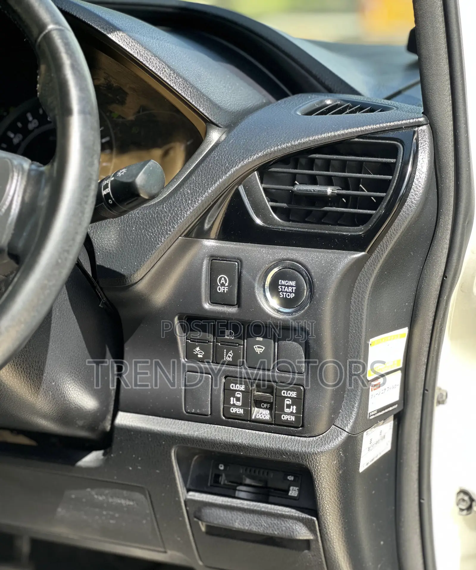 Toyota Noah 2018 White