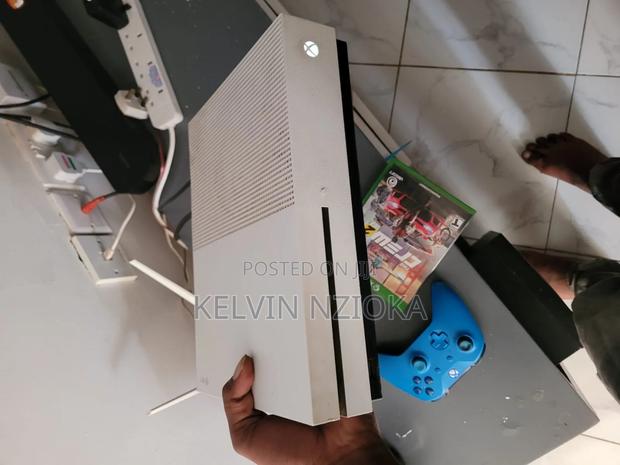 Xbox One S - main view