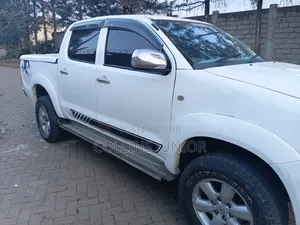 Toyota Hilux 2011 White