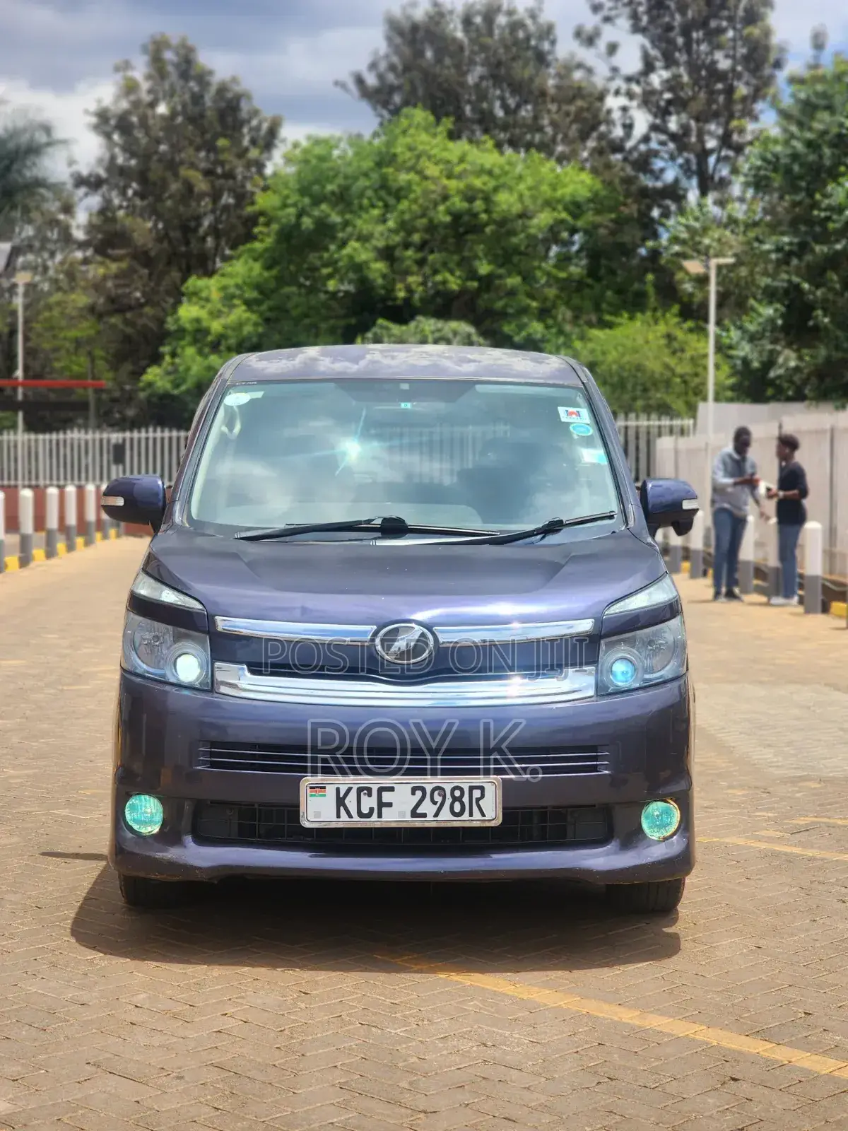 Toyota Voxy V 2WD 8-Seater 2010 Purple