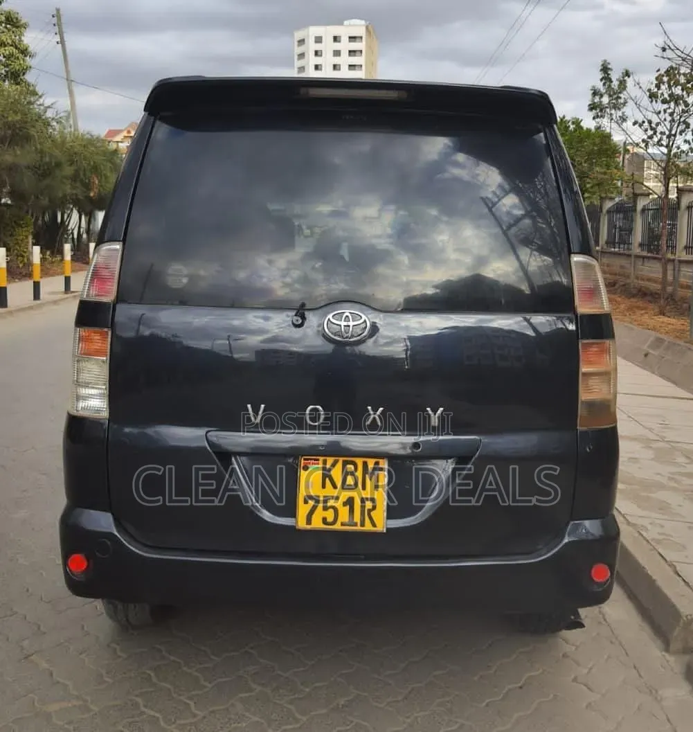 Toyota Voxy 2005 Blue