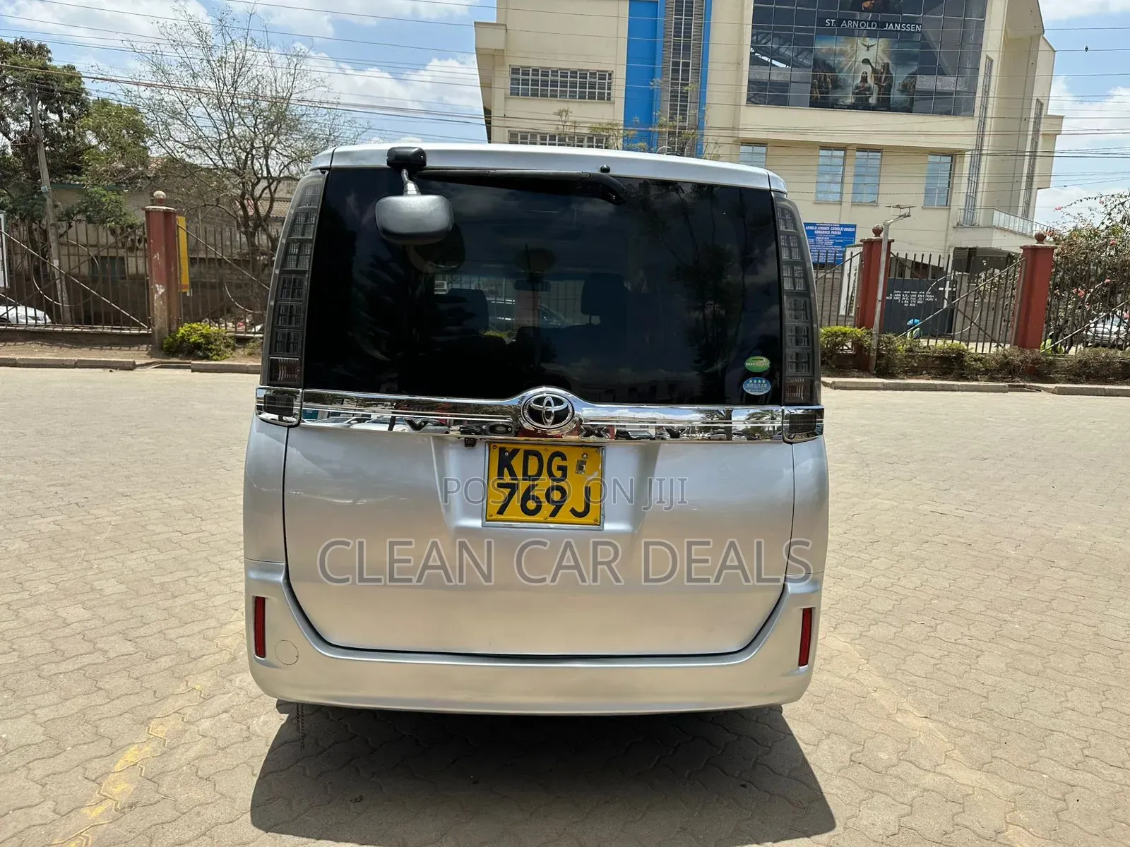 Toyota Voxy 2015 Silver