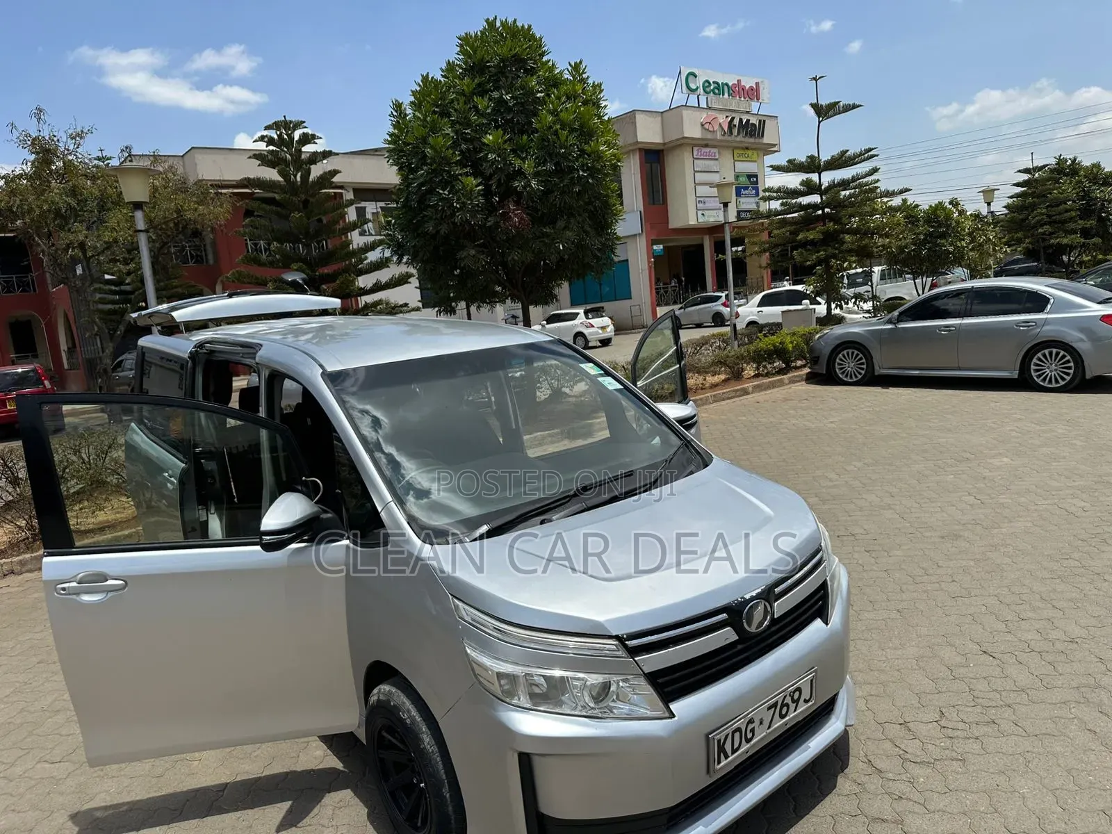 Toyota Voxy 2015 Silver