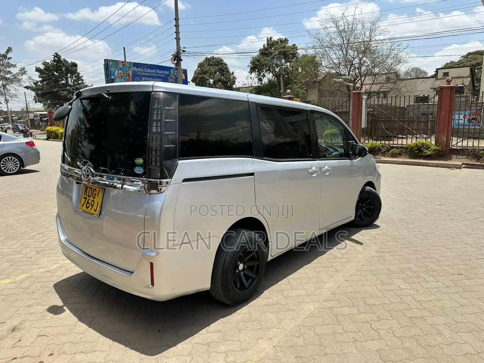 Toyota Voxy 2015 Silver
