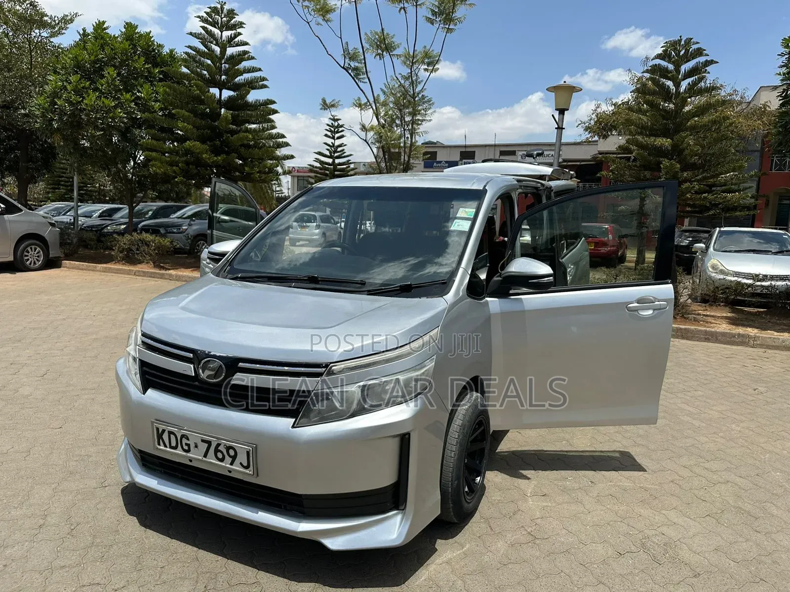 Toyota Voxy 2015 Silver
