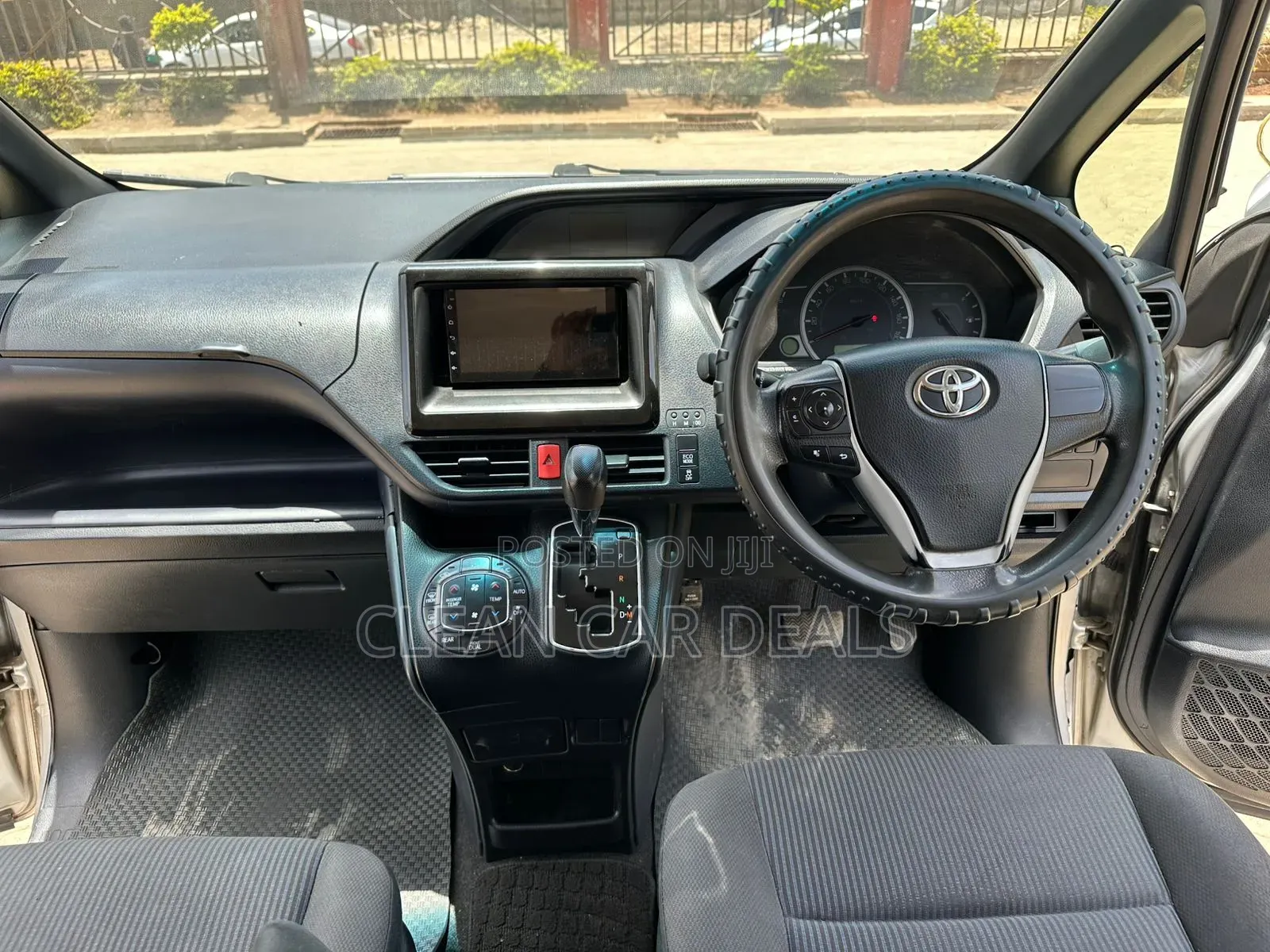Toyota Voxy 2015 Silver
