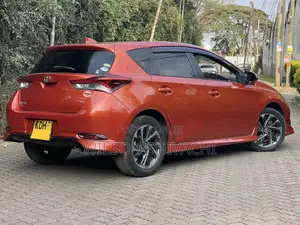 Toyota Auris 2016 Orange