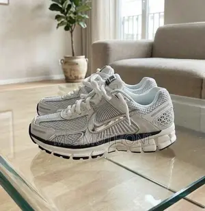 Nike Photon Dust/Metallic Silver" Vomero Size 40-45