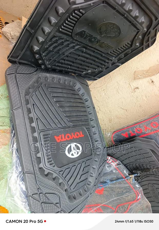 Non Slip Textured All Weather Toyota 5pc Floor Mats - thumbnail 2
