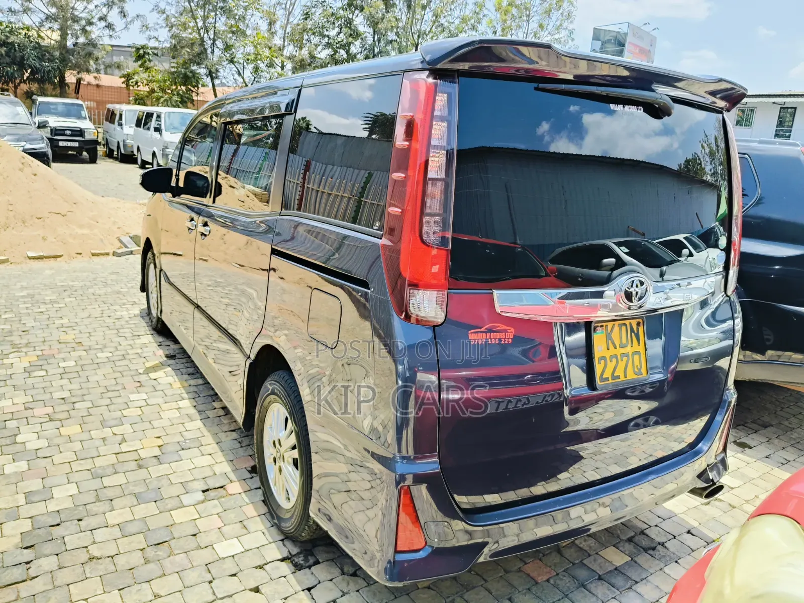 Toyota Noah 2.0 FWD (8 Seater) 2016 Blue