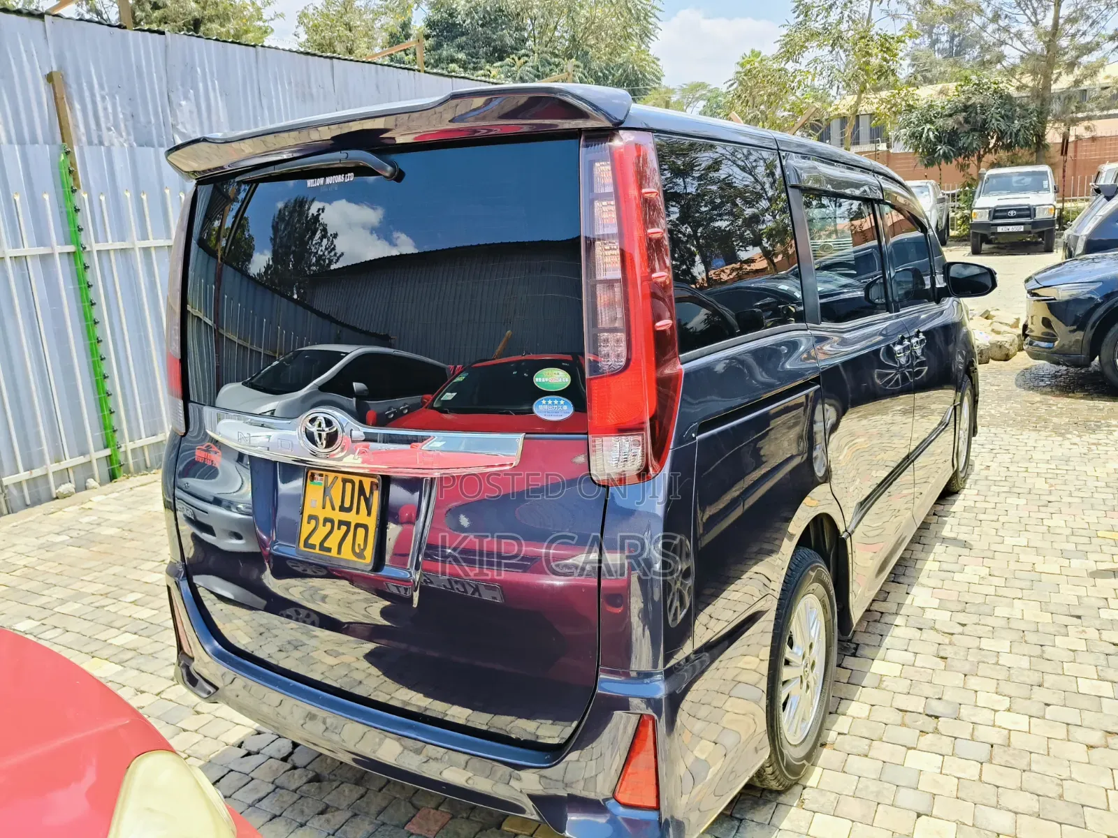 Toyota Noah 2.0 FWD (8 Seater) 2016 Blue