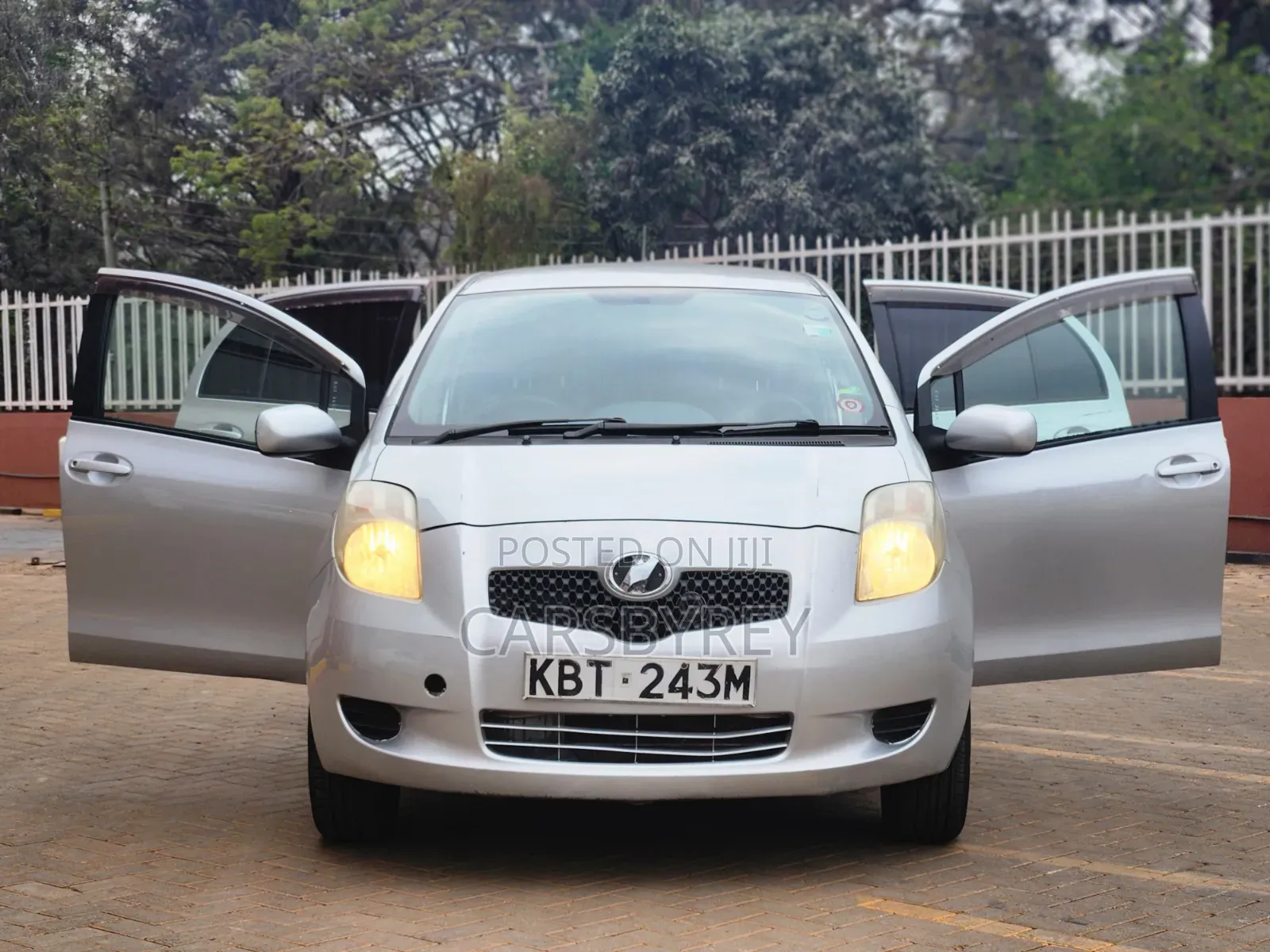 Toyota Vitz 2005 Silver