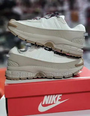 Nike Zoom Vomero Roam Sneakers