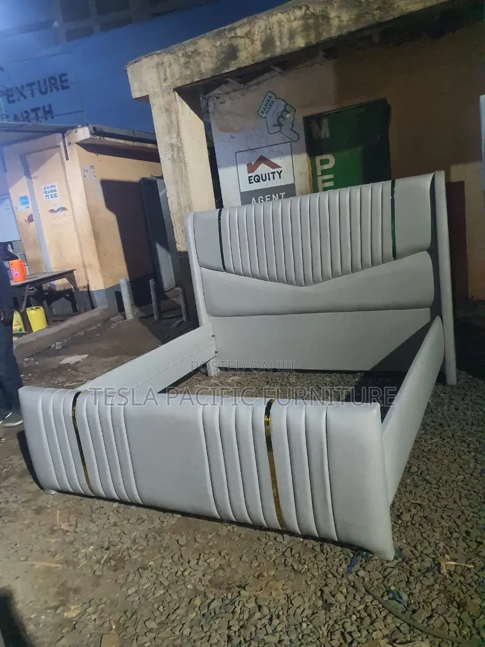 Luxurious v-Shaped 5by6 Chester bed.with Mattress 38,000.free Delivery