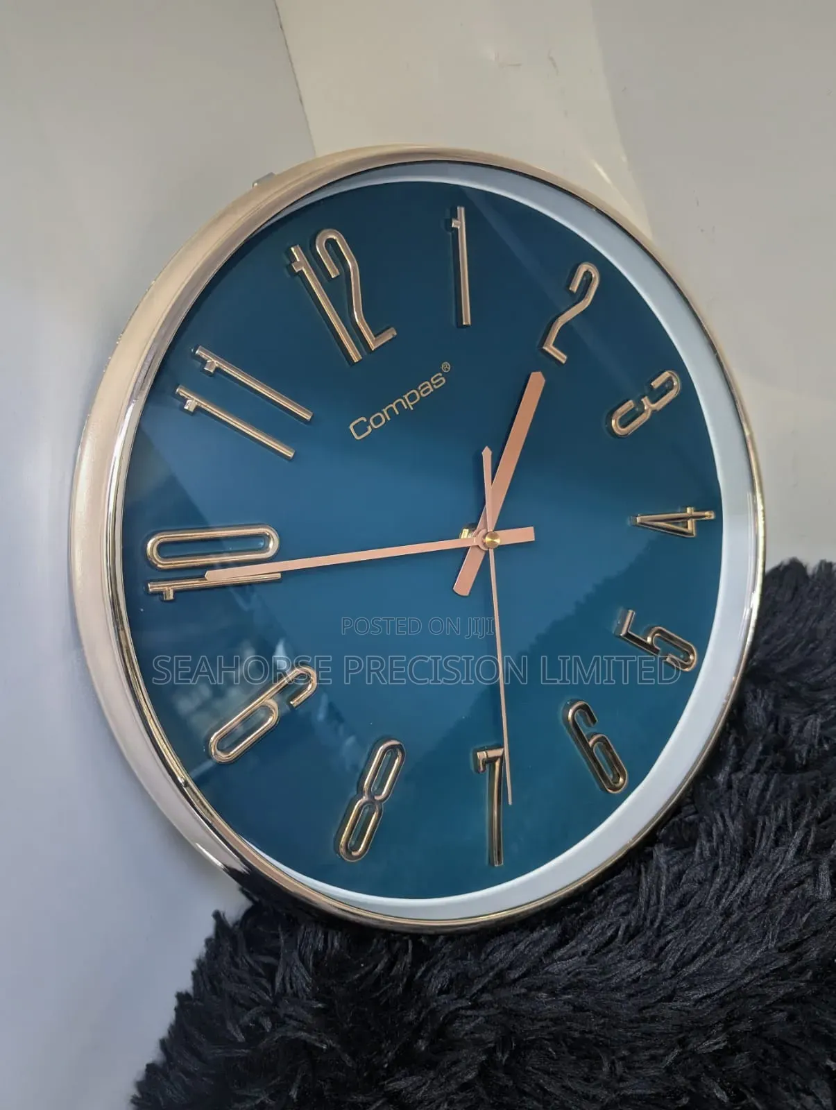 Elegant Compass Wall Clock – Modern Decorative Design