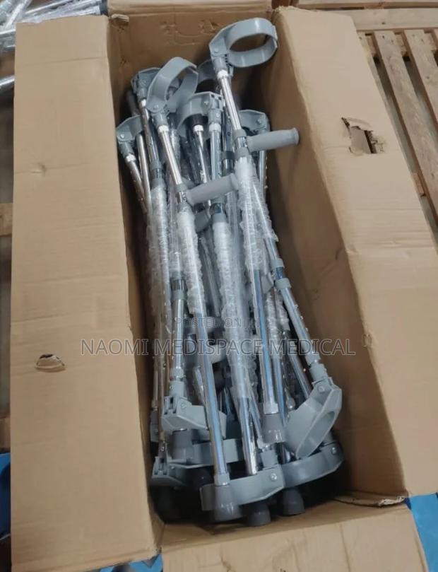 Closed Cuff Height-Adjustable Crutches