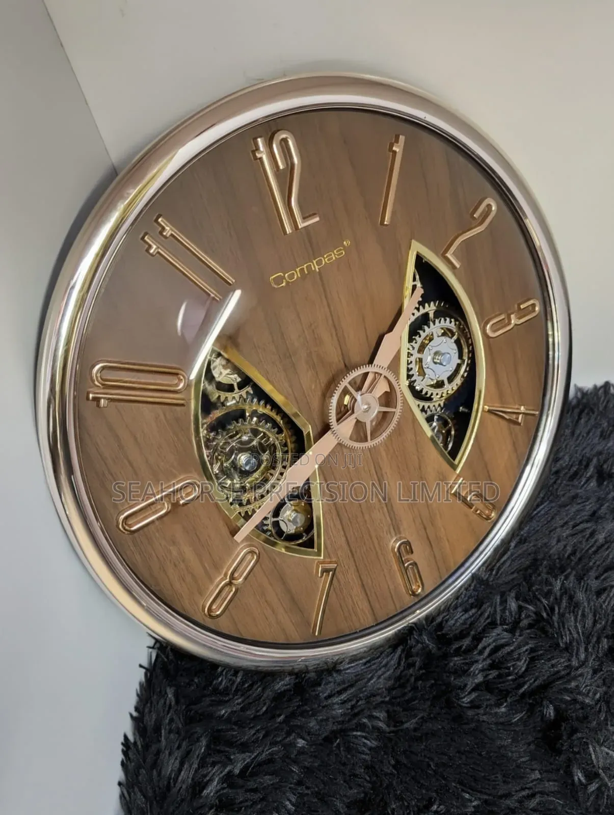Elegant Compas Wall Clock – Wooden Design With Visible Gears