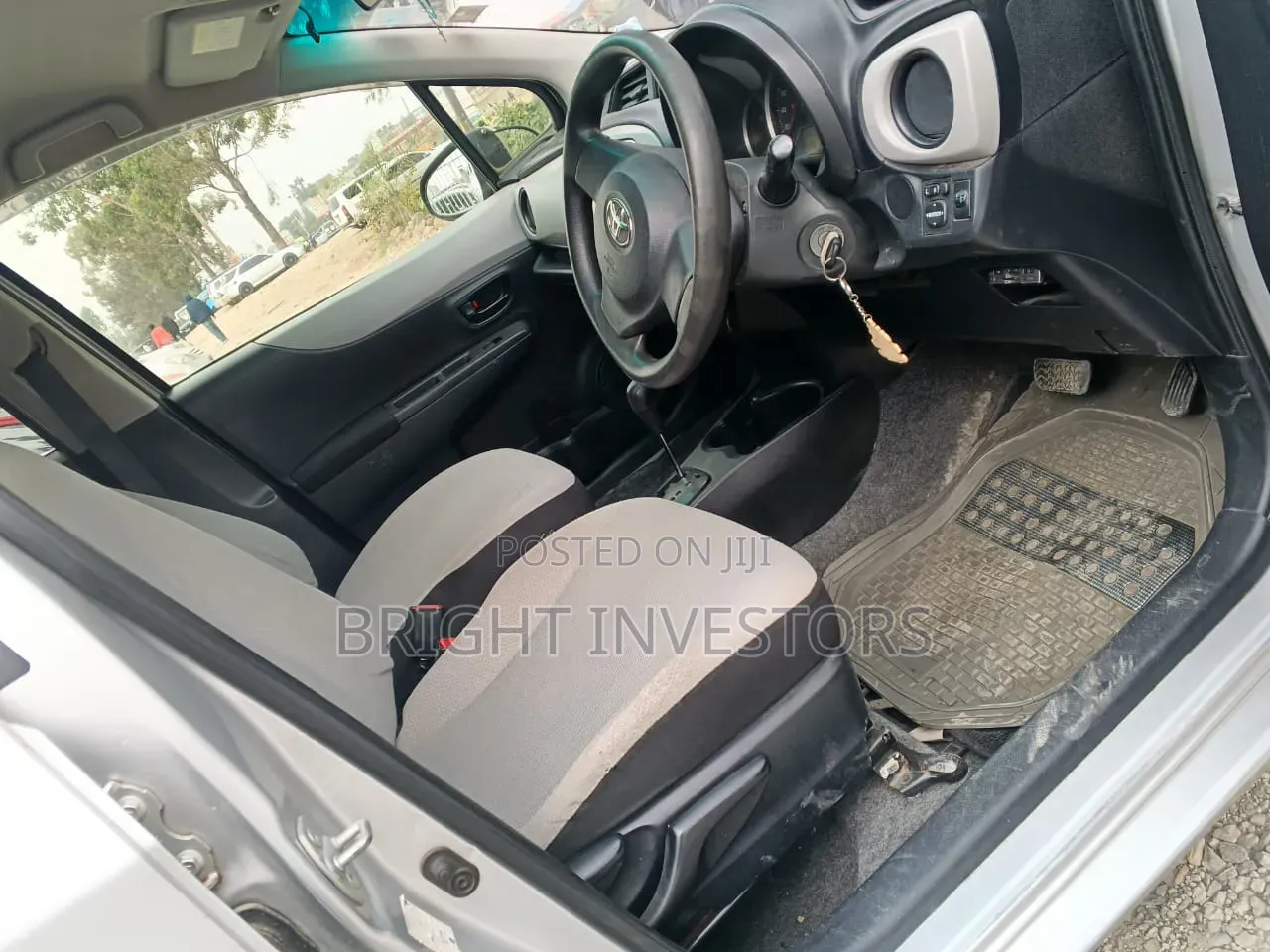 Toyota Vitz 2013 Silver