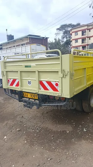 Mistubishi FH 100 1990 Yellow
