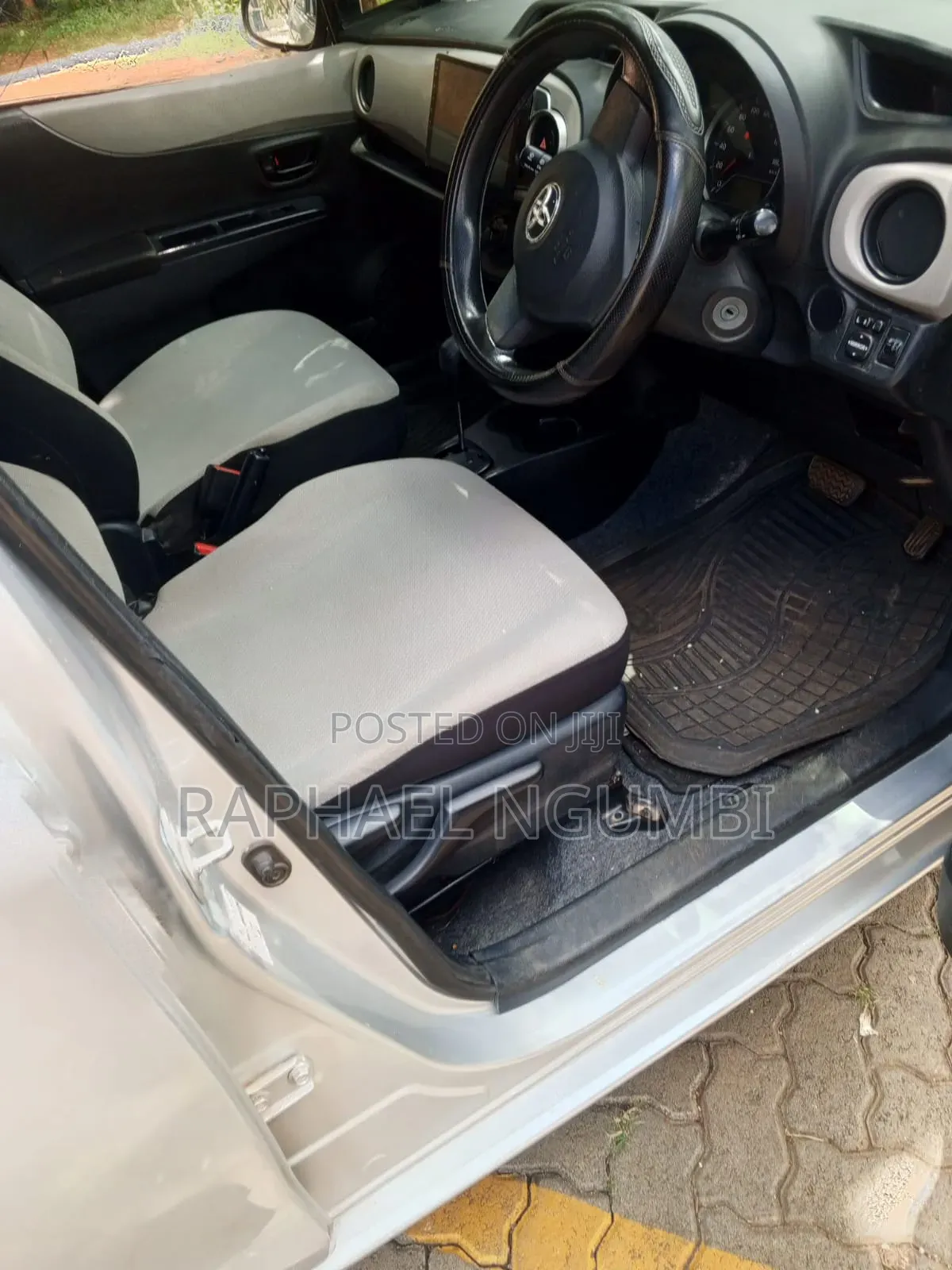 Toyota Vitz 2014 Silver