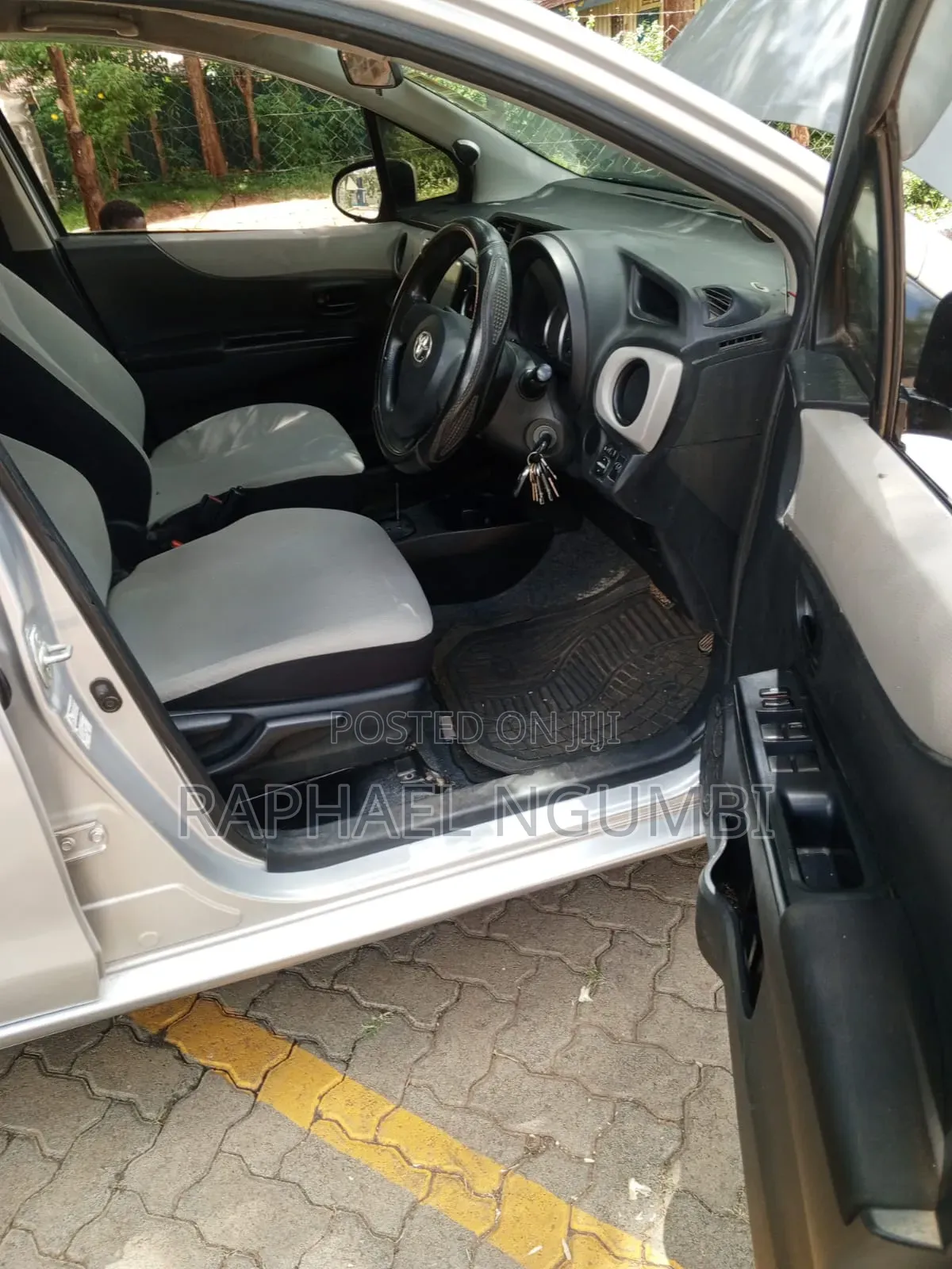 Toyota Vitz 2014 Silver
