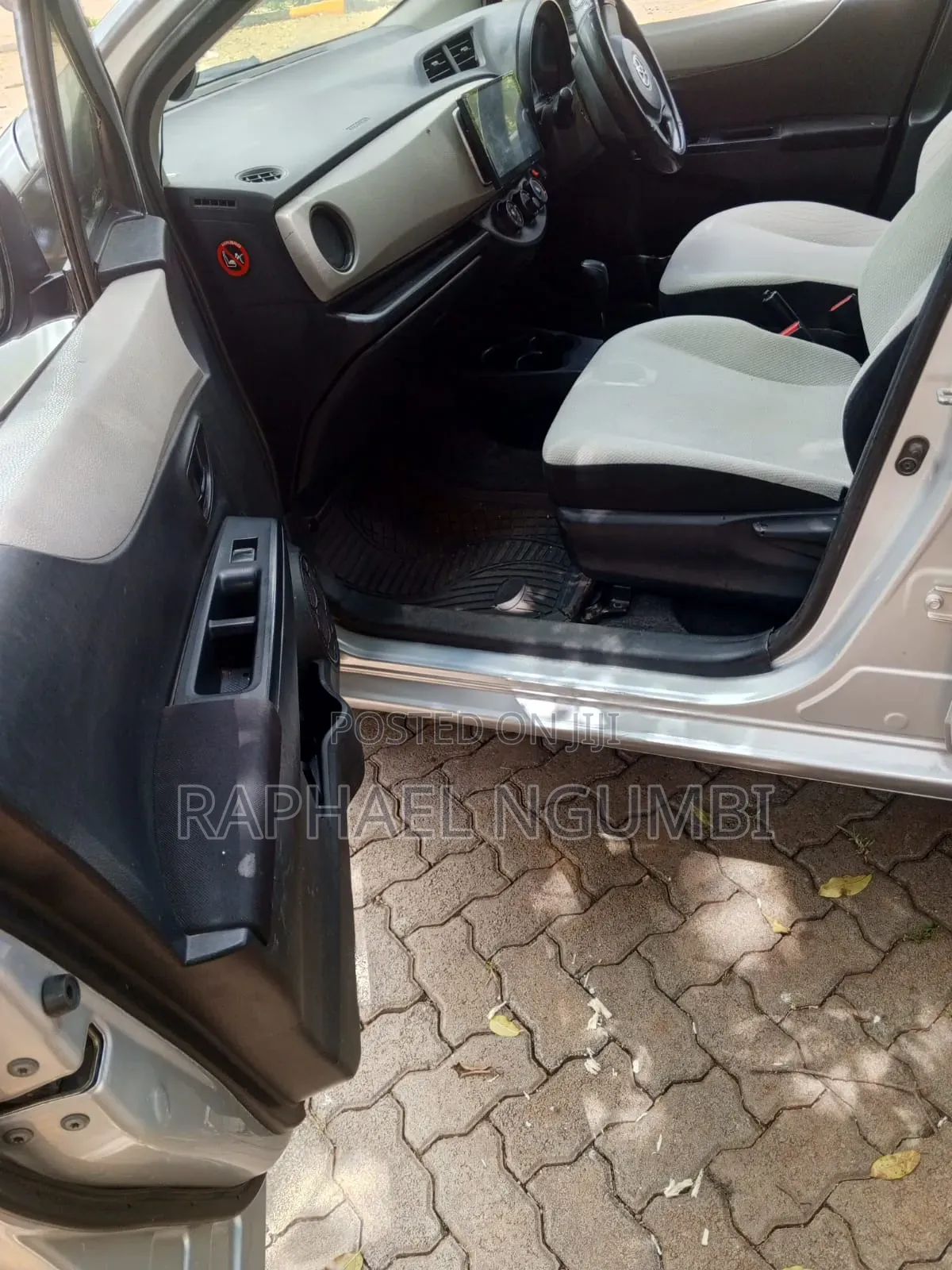 Toyota Vitz 2014 Silver